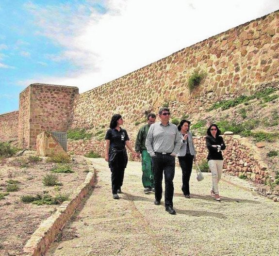 El taller de empleo concluye la reforma del matadero y los jardines del castillo