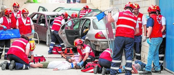 Parados en auxilio de las víctimas