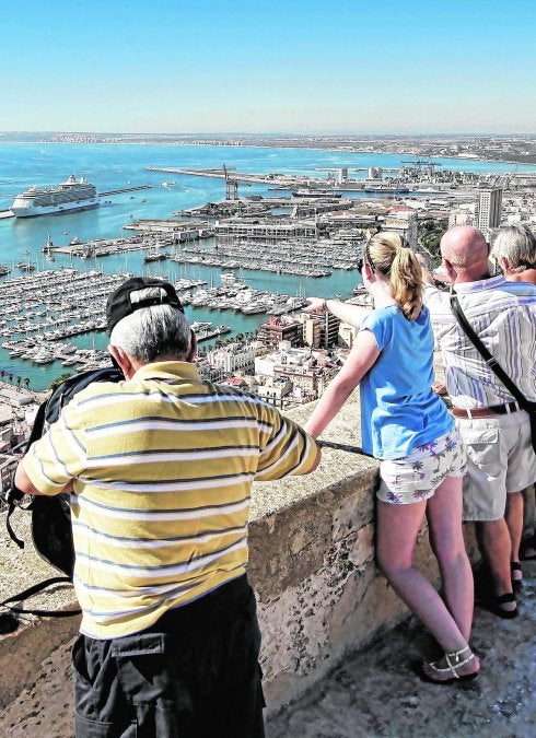 El Ayuntamiento ofrece tres excursiones a las navieras para evitar la «fuga» de cruceristas