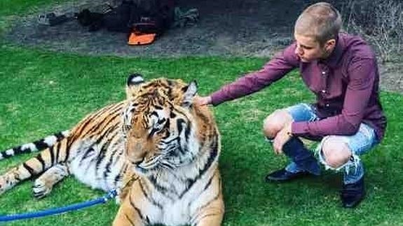 Justin Bieber vuelve a enfadar a los defensores de los animales