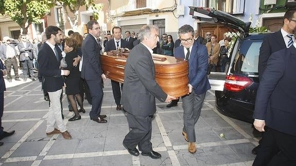 Un millar de personas da su último adiós a Pedro López Mayor