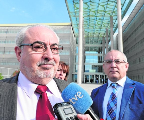 Mendoza aduce que no cometió delito al edificar sin licencia y se acoge al derecho a no declarar