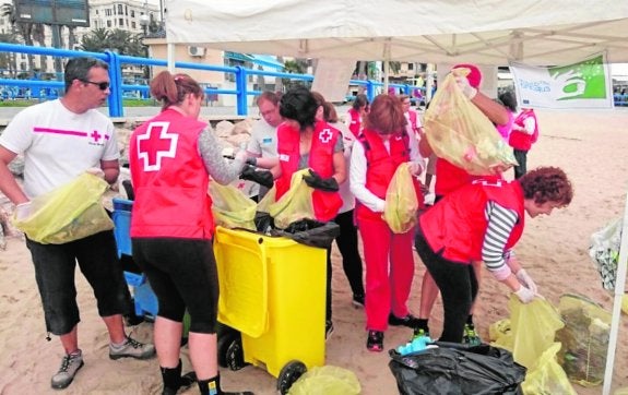 Jornada de limpieza en la playa del Postiguet