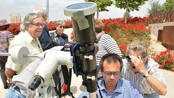 Los alumnos más veteranos observan el tránsito de Mercurio por el Sol