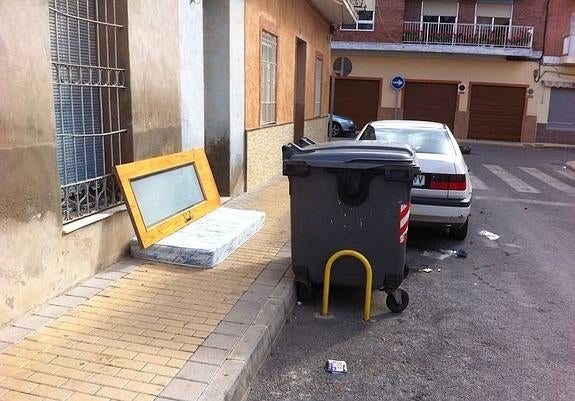 La oposición critica la suciedad de calles y plazas del centro