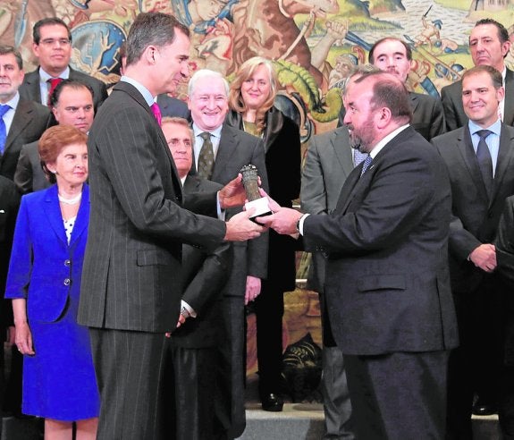 El Rey recibe el premio 'Columna de la Libertad'