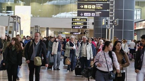 El aeropuerto de El Altet recibió más de 1 millón de pasajeros en abril