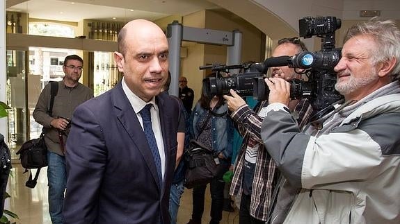 Echávarri pide al conseller de Comercio que «acelere todo» sobre la ZGAT