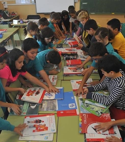 Indignación ante la 'venta' de cientos de bancos de libros de texto a precio de saldo