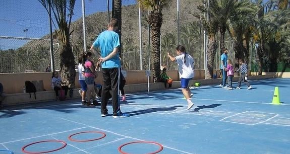 Diversión de abuelos para niños de sofá