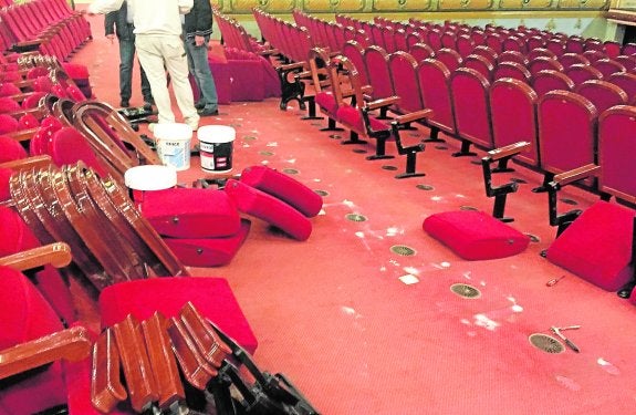 El Gran Teatro retira las butacas para instalar la nueva moqueta