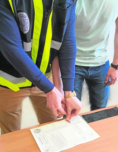 Detienen a siete neonazis por propinar patadas y botellazos a varios jóvenes