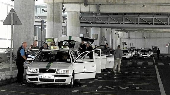 Taxistas denuncian la proliferación de coches de alquiler con chófer en el aeropuerto