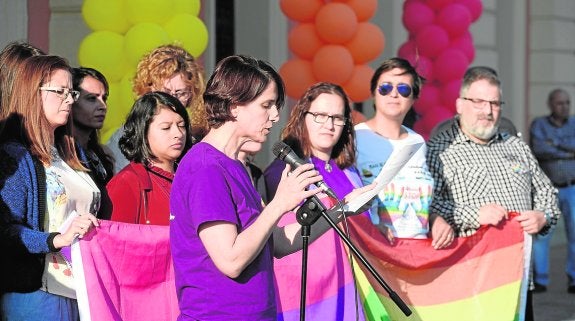 Globos y bandera arcoíris en el Día contra la Homofobia