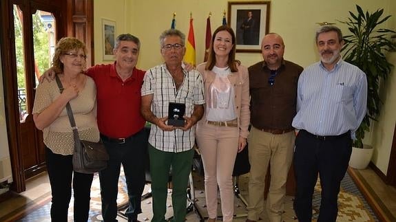 Reconocimiento a José García tras 42 años de servicio como electricista municipal