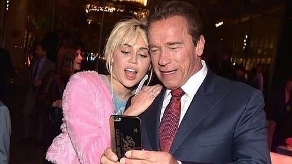 ¿Qué hace Miley Cyrus con el padre de Patrick Schwarzenegger 's?