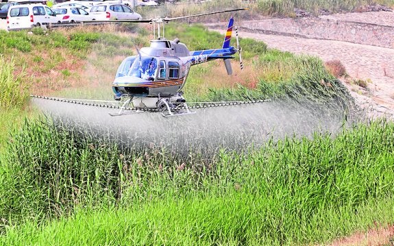 Huermur advierte del peligro de las fumigaciones aéreas, y Sanidad dice cumplir la ley