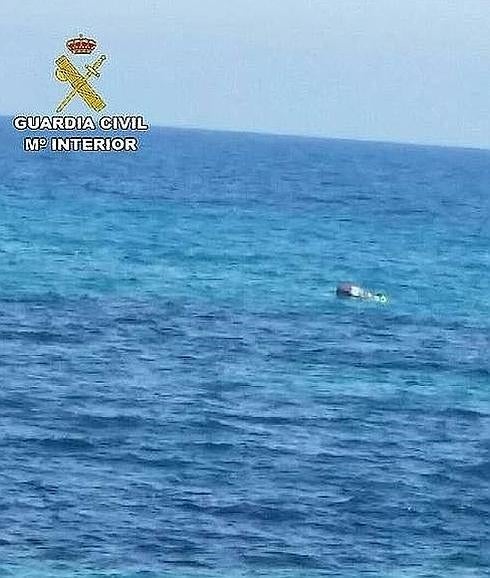 Rescatan a un hombre tras volcar su kayak y llevar más de 3 horas en el agua