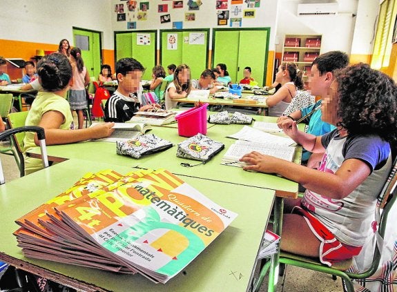 Los centros deberán evaluar antes del 15 de julio los libros para dar hasta 100 euros más