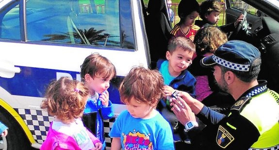 La Policía Local visita la guardería Els Xiquets