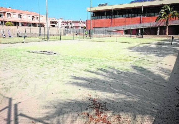 Deportes renueva como prioridad las dos pistas de tenis de césped artificial