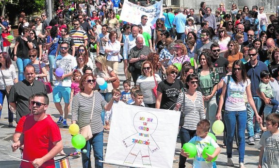 Dinoco sale a la calle con cientos de personas para reclamar la atención temprana municipal