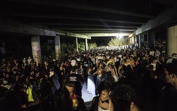 Vecinos de Campoamor piden al alcalde medidas para evitar los macrobotellones