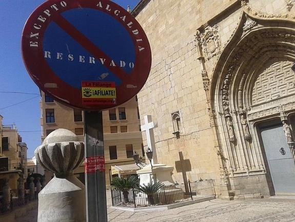 El gobierno local denuncia los mensajes xenófobos de Falange en la plaza