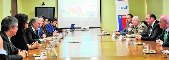 Sánchez busca en Chile inversores para los sectores estratégicos