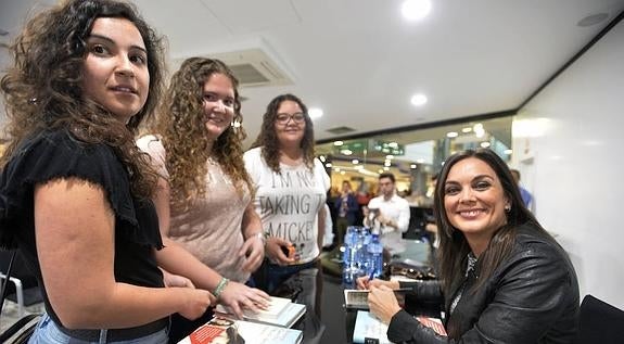 Mónica Carrillo firma 120 libros de su nueva novela