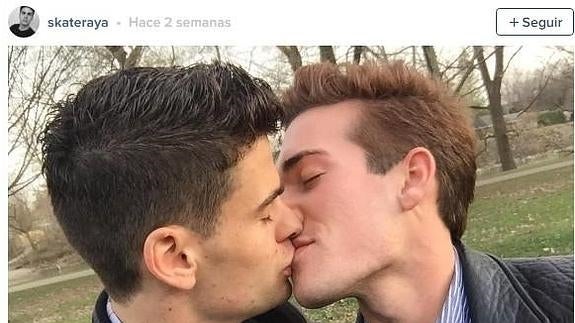 El patinador olímpico Javier Raya hace gala de su homosexualidad en apoyo a los deportistas gais