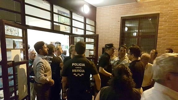 Increpan y abuchean a ediles de Ciudadanos en el Pleno de Nonduermas