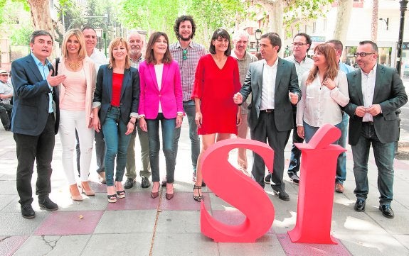 El PSOE presume de candidatos «normales, que no viajan en 'jet'»