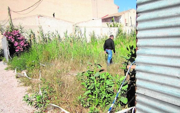 Los populares critican el mal estado de solares y calles en el casco urbano