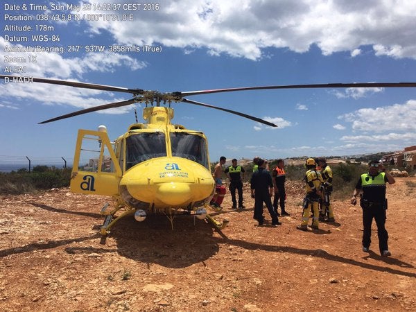 Rescate con helicóptero de un senderista en la cala del Moraig