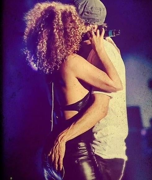 Enrique Iglesias agarra con fuerza el trasero de su corista en pleno concierto