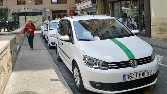 Elche aprueba aumentar el número de plazas adaptadas en los taxis