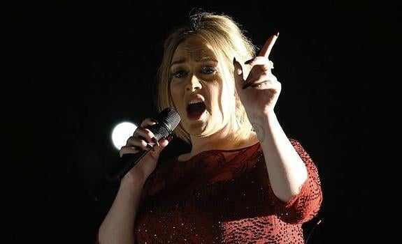 Adele regaña a una fan para que deje de grabar en su concierto