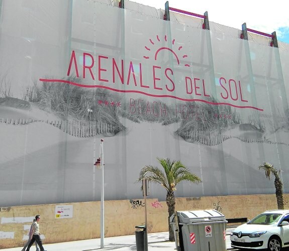 La empresa espera reanudar «en breve» la obra del hotel de Arenales