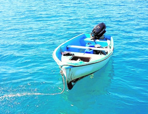 Localizan una patera abandonada y con restos de comida en una cala de Benidorm