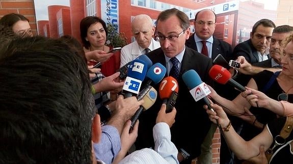 Alonso: «Conviene informarse antes de apuntarse a la fila del linchamiento»