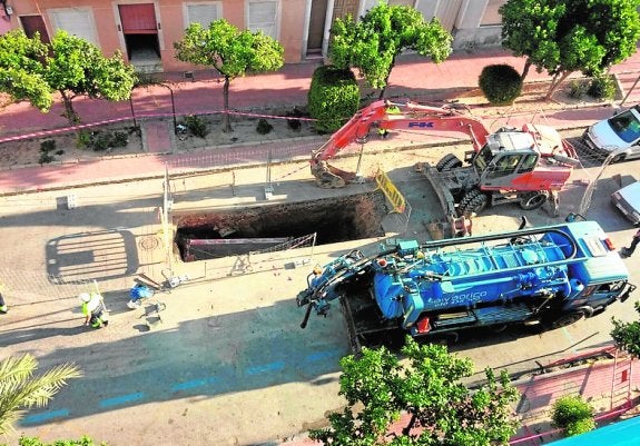 Vecinos de la Rambla alertan de una nueva fuga de agua en el alcantarillado
