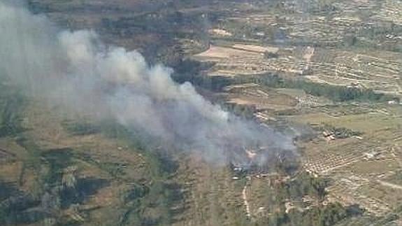 Cinco medios aéreos trabajan en la extinción de un incendio en Muro de Alcoy