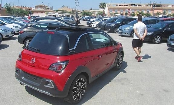 El coche nuevo adelanta