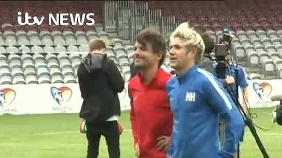 Niall Horan y Louis Tomlinson de One Direction, rivales en el campo