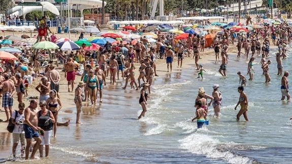 Colomer descarta imponer una tasa turística en la Comunitat