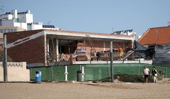Denuncian la construcción de un restaurante a pie de playa en La Mata