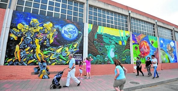 La piscina del Infante luce su grafiti del reciclaje