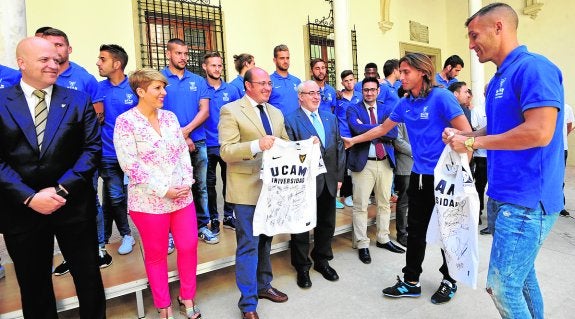 Mendoza pide a Sánchez ayuda para el UCAM