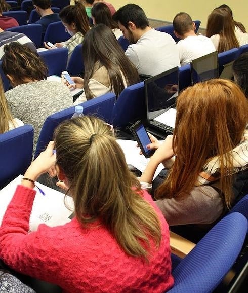 El CEU analiza las redes sociales y el acoso escolar